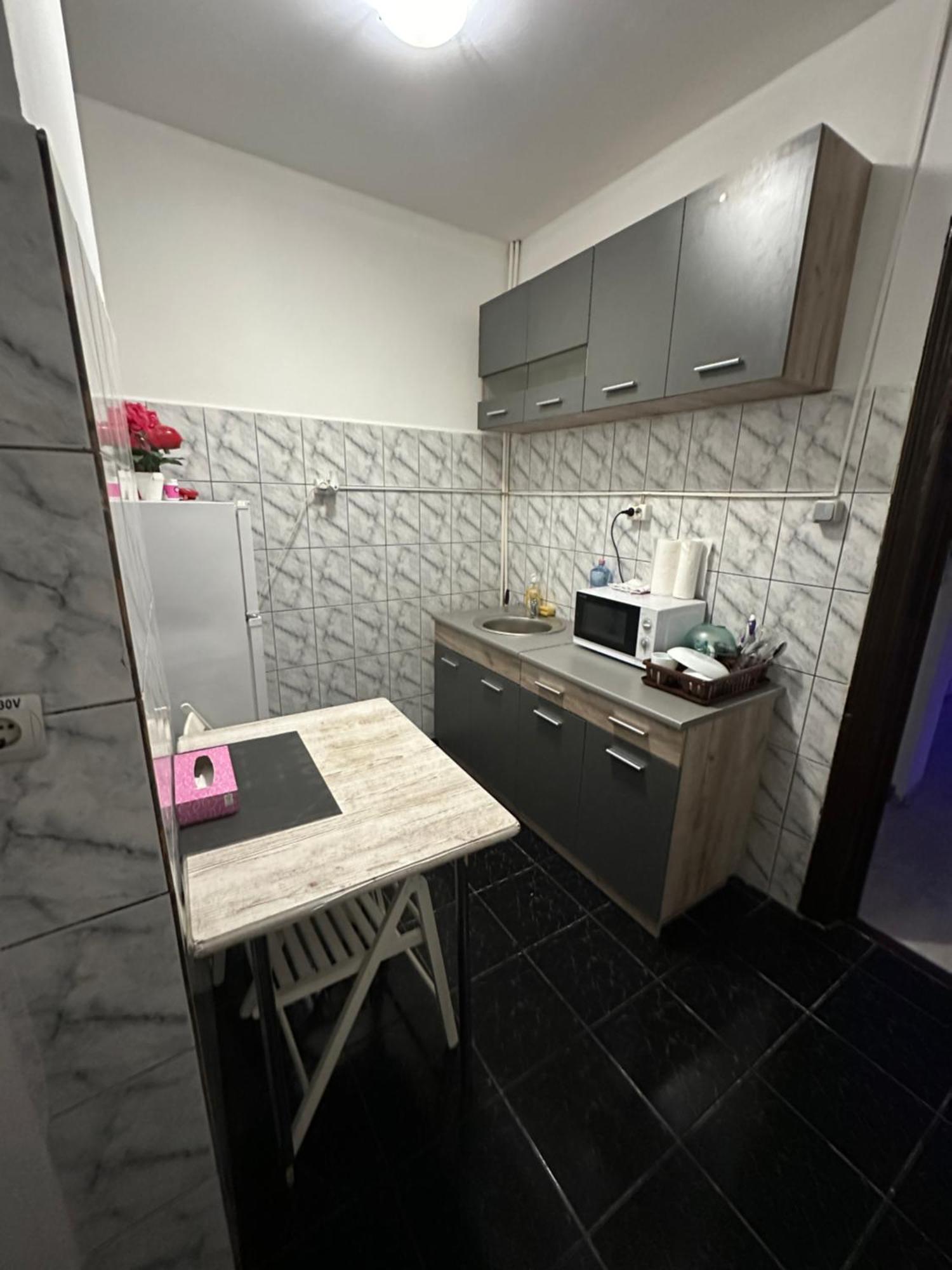 Economic Low Buget Downtown Studio Tiny Home On Street Piata Amzei Bukarest Exteriör bild